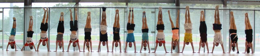 Gruppenbild im Handstand