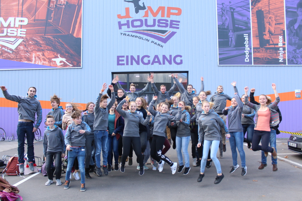 Gruppenbild • vor dem JUMP House