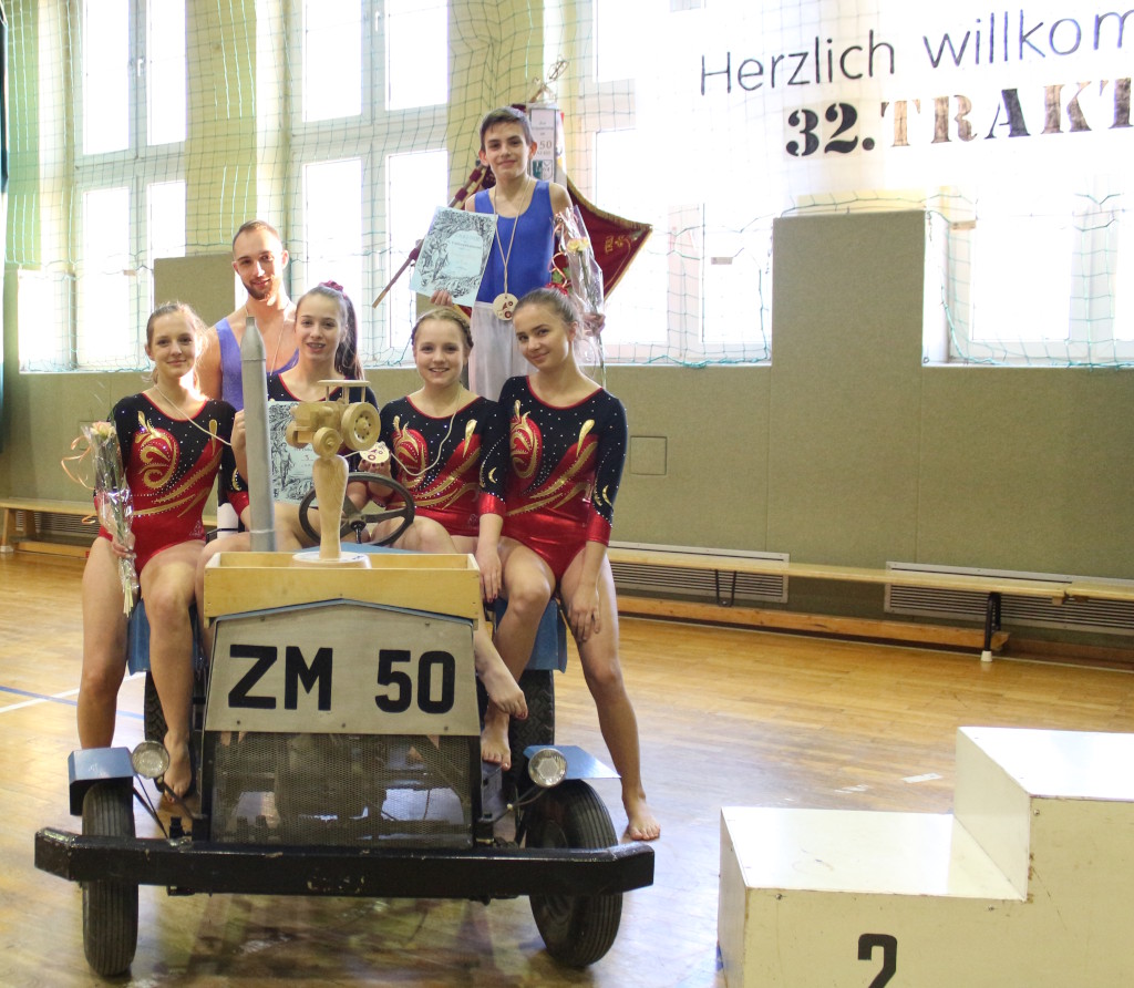 Frauen- und Herrenmannschaft zum 32. Traktorpokal in Niederwiesa (Jana Börner, Domenic Kuhl, Josephine Thiele, Nadine Börner, Timmy Luca Baldauf und Nina Bochmann (v.l.))